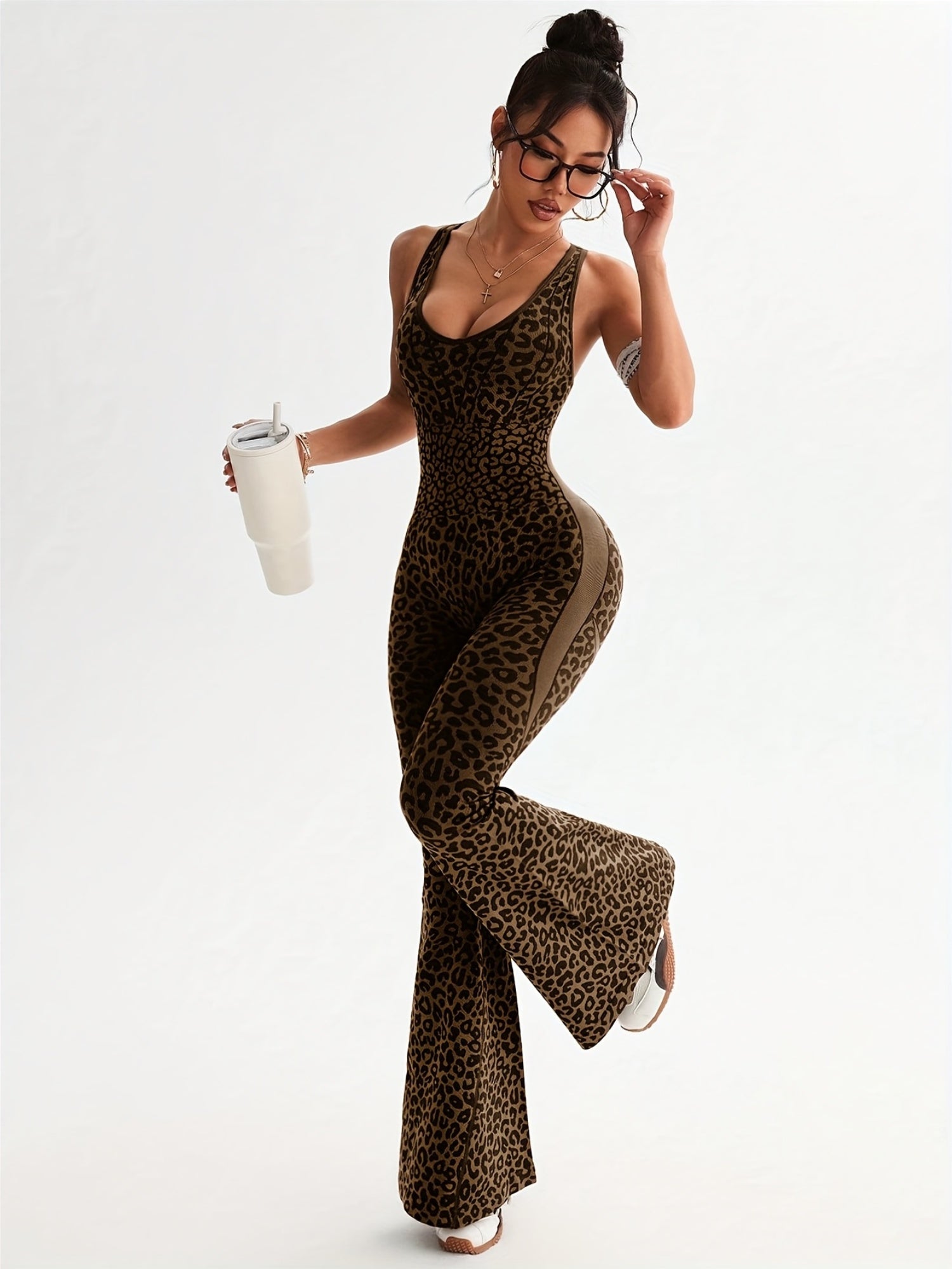 Macacão de Mulher com Estampado de Leopardo - Tecido Macio e Elástico, Decote em V Profundo e Calças em Efeito Flare, Conforto para Todas as Estações, Acolchoamento Removível no Peito, Looks Casuais a Formais